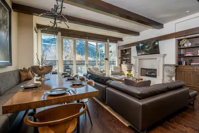 Image de Townhome de luxe moderne dans le centre-ville de Ketchum avec vue sur la montagne