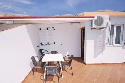Image de Appartement d'une chambre avec la terrasse et la vue sur le mer Metajna, Pag (A-6421-b)