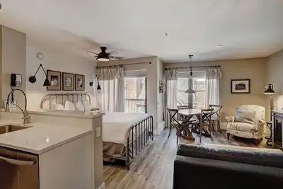 Image de Studio du centre-ville + Design moderne dans Walk to Snowy Trails