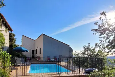 Image de Villa avec piscine et vue imprenable sur la mer et la montagne au calme
