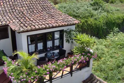 Image de Maison de vacances rustique avec balcon et vue sur la mer