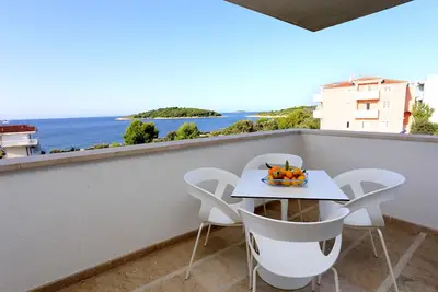 Image de Appartement de deux chambres avec la terrasse et la vue sur le mer Zecevo Rtic, Rogoznica (A-10333-b)