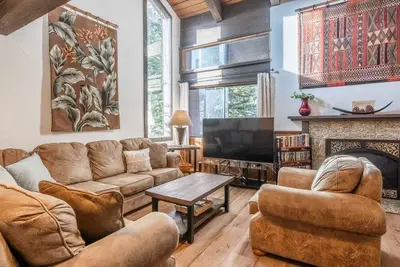 Image de Condo situé au dernier étage, situé sur la piste de ski de fond de Mammoth, avec bain à remous et lodge aménagés
