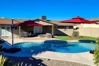 Image de Pristine, maison moderne de la ville de Lake Havasu avec piscine Pvt