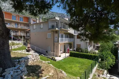 Image de Appartement de trois chambres avec le balcon et la vue sur le mer Stanici, Omis (A-11421-a)