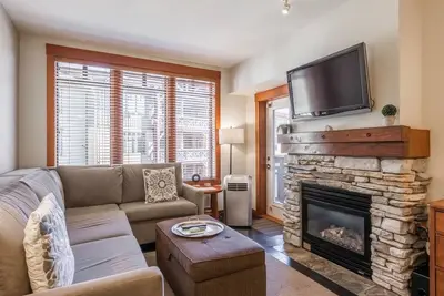 Image de Élégant condo de village avec 1 chambre, art moderne, commodités de lodge et vue sur la montagne Sherwin