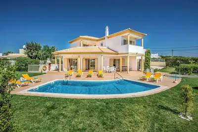 Image de Villa Vega - Cette villa spacieuse dispose d'une piscine privée, Wi-Fi & A / C