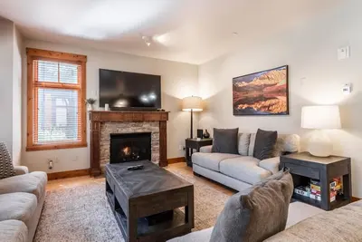 Image de Condo moderne de 2 chambres à coucher avec décor luxueux sur le parcours de golf Sierra Star - à pied de la ville.