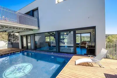 Image de Havre de paix moderne en hauteur avec piscine privée à 7km de la plage!