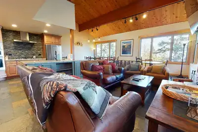 Image de Maison de ville rénovée avec vue sur la montagne, Jacuzzi et garage privés, près de lacs