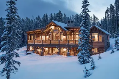 Luxueuse maison de montagne Big Sky avec accès aux pistes de ski, vue imprenable sur les montagnes et bain à remous privé