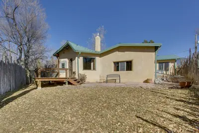 Image de Taos House w / Yard - Marchez jusqu'Ă l'historique Taos Plaza!
