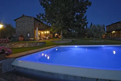 Image de Chianti pour quatre avec vue, piscine et jacuzzi