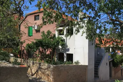 Image de Appartement de deux chambres avec la terrasse et la vue sur le mer Sali, Dugi otok (A-8156-a)