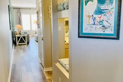 Image de Condo # 9234 est un 1 Beach Walk Beach ** lits superposés dans le couloir