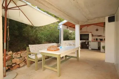 Image de Appartement de deux chambres avec la terrasse et la vue sur le mer Rukavac, Vis (A-8489-a)