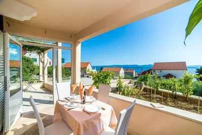 Image de Appartement d'une chambre avec le balcon et la vue sur le mer Bol, Brac (A-13665-c)