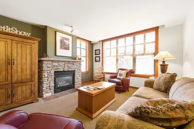 Image de Cozy condo de 2 chambres au Grand Sierra Lodge, à quelques pas de la télécabine avec des équipements de style hôtel