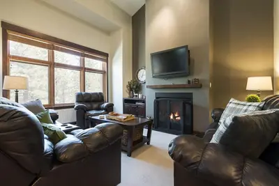 Image de Condo moderne de 3 chambres et mezzanine sur le parcours de golf avec commodités du pavillon - Marche pour Eagle Lodge