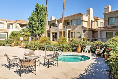 Image de Sleek Scottsdale Condo w / balcon + équipements de la station!
