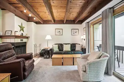 Image de Cozy condo de deux chambres sur la route de la navette et piste de ski de fond