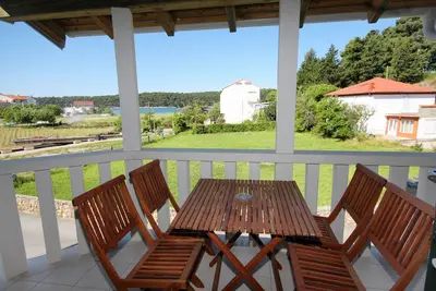 Image de Appartement d'une chambre avec la terrasse et la vue sur le mer Palit, Rab (A-3210-d)