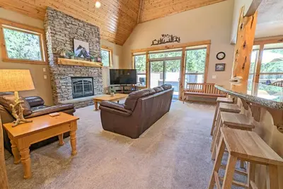 Image de Maison de luxe avec de la place pour tout le monde et des jeux dans le garage.