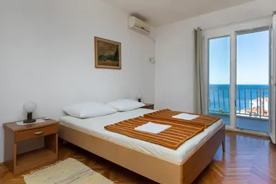 Image de Garçonnière avec le balcon et la vue sur le mer Nemira, Omis (As-2828-b)