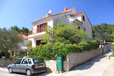 Image de Appartement de deux chambres avec le balcon Vrboska, Hvar (A-8748-a)
