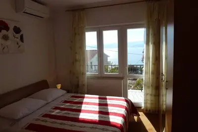 Image de Appartement de trois chambres avec la terrasse et la vue sur le mer Stanici, Omis (A-12366-a)