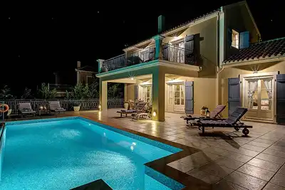 Image de Villa Persephone - Cette villa a une piscine privée, Wi-Fi et comprend une vue sur la mer