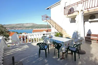 Image de Appartement de trois chambres avec le balcon et la vue sur le mer Mastrinka, Ciovo (A-9428-a)