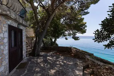 Image de Garçonnière prés de la plage Nemira, Omis (As-2776-a)