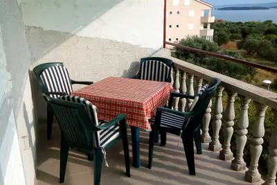 Image de Garçonnière avec la terrasse et la vue sur le mer Tkon, Pasman (As-8218-b)