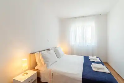 Image de Appartement de trois chambres avec le balcon et la vue sur le mer Lopar, Rab (A-14070-d)