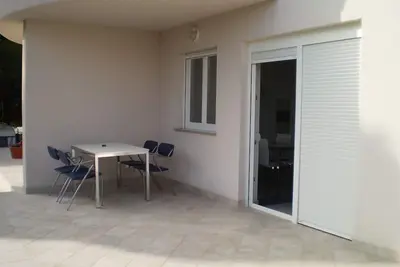 Image de Appartement de deux chambres avec la terrasse et la vue sur le mer Banjol, Rab (A-12838-b)