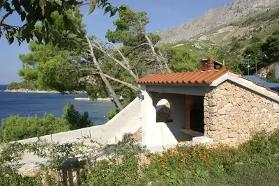 Image de Garçonnière avec la terrasse et la vue sur le mer Medici, Omis (As-1046-e)