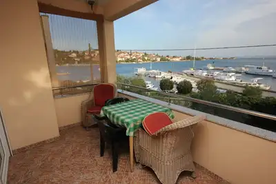 Image de Appartement d'une chambre avec la terrasse et la vue sur le mer Preko, Ugljan (A-8315-f)