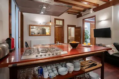 Wide apartment in magical Barri Gotic area