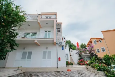 Image de Appartement de trois chambres avec le balcon et la vue sur le mer Mastrinka, Ciovo (A-11283-b)