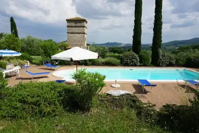 Image de Ancienne ferme en pierre avec tour et piscine privée, immergé dans les campagnes