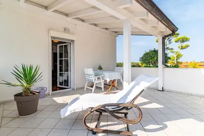 Image de Appartement d'une chambre avec la terrasse et la vue sur le mer Banjol, Rab (A-5022-e)