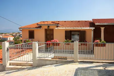 Image de Appartement de deux chambres avec la terrasse et la vue sur le mer Sutivan, Brac (A-745-a)