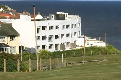 Image de Salty Towers: Une grande maison de vacances avec une vue magnifique sur la mer