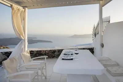Image de Villa élégante de 2 chambres à Firostefani avec vue imprenable sur la mer et bain à remous