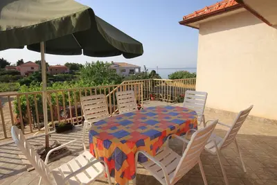 Image de Appartement de trois chambres avec la terrasse et la vue sur le mer Ugljan (A-8257-a)