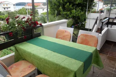 Image de Appartement de deux chambres avec la terrasse et la vue sur le mer Supetarska Draga - Donja, Rab (A-5030-b)