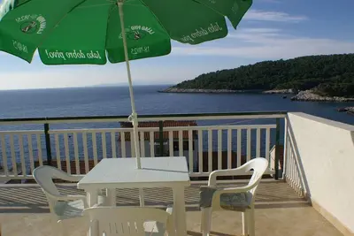 Image de Garçonnière avec la terrasse et la vue sur le mer Milna, Hvar (As-3074-f)
