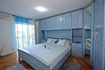 Image de Appartement de trois chambres avec la terrasse et la vue sur le mer Supetar, Brac (A-5665-a)