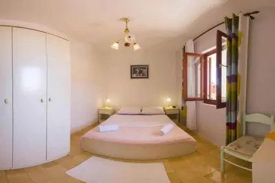 Image de Appartement de trois chambres avec la terrasse et la vue sur le mer Milna, Vis (A-8896-b)
